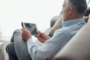 Het hoofd moet recht op de romp zitten