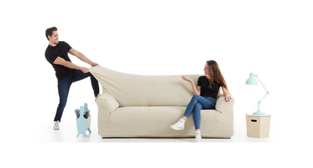 Vrouw op de bank en man die de hoes eraf probeert te trekken