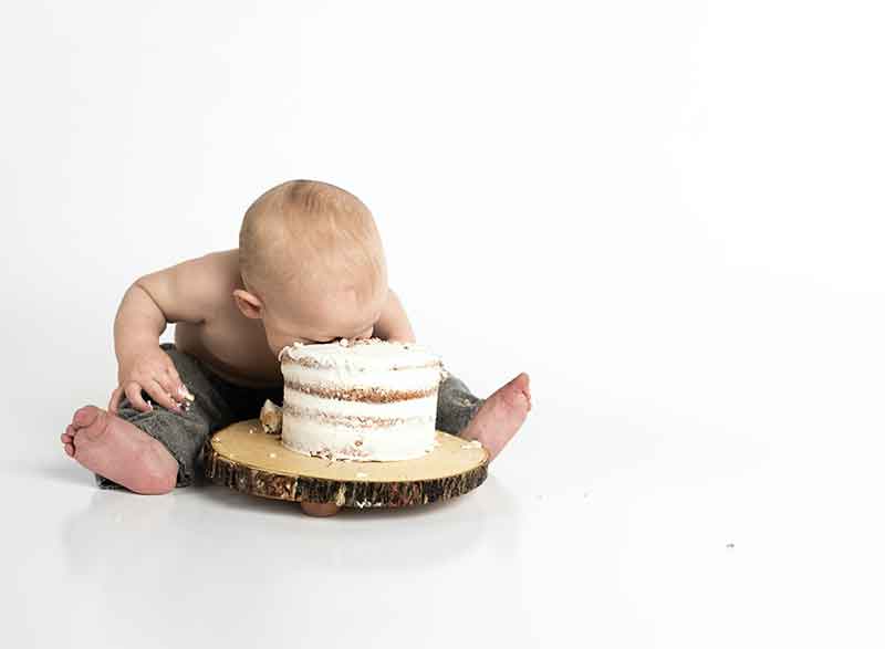 Kind wat hapt in een taart | Koekkruimels