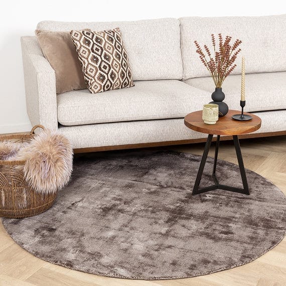 Witte bank met een rond vloerkleed