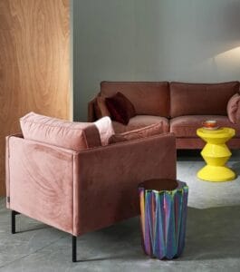 Bruin cremé bank met gele en een bij zettafel Oily folds van Pols Potten