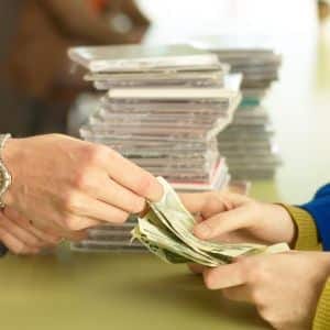 Twee mensen die geld uitwisselen