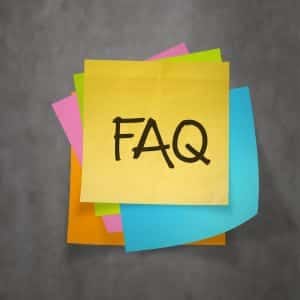 Post it met de woord FAQ of veelgestelde vragen over de waarheid achter goedkope banken