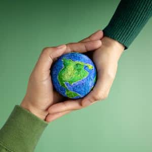Een slimme keuze: 2 handen die een wereldbol in vorm van Earth Planet vasthouden
